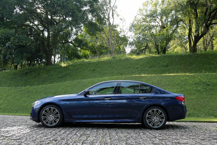  BMW 540i Sedan M Sport 2017 года  (LA) (фото 32 из 40)